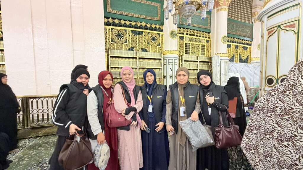 Foto jamaah umrah dari Solusi Haramain Tour & Travel, penyedia layanan umrah dan haji terbaik di Kendari