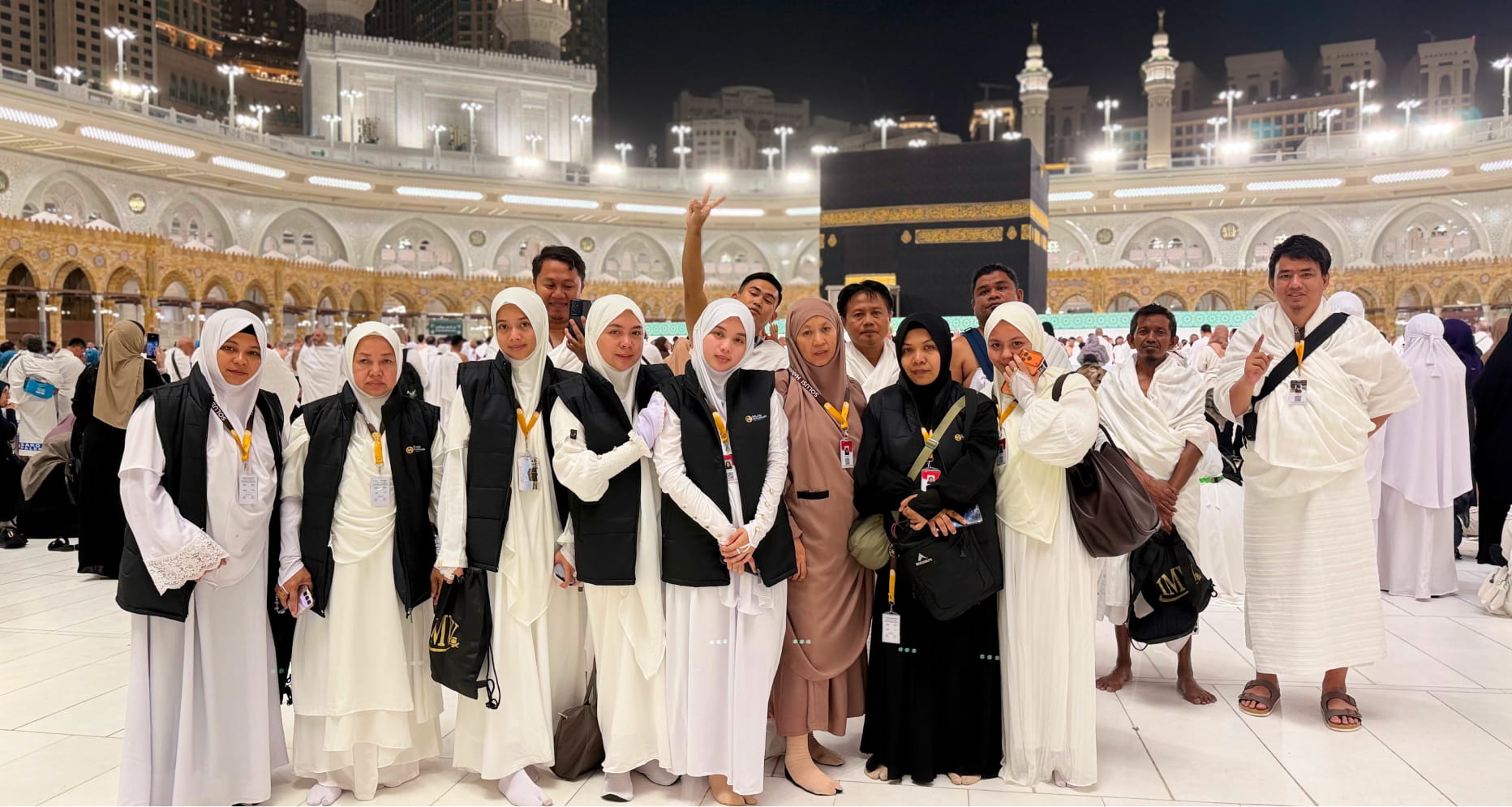 Jamaah umroh Solusi Haramain Kendari berdoa di depan Kabah Makkah