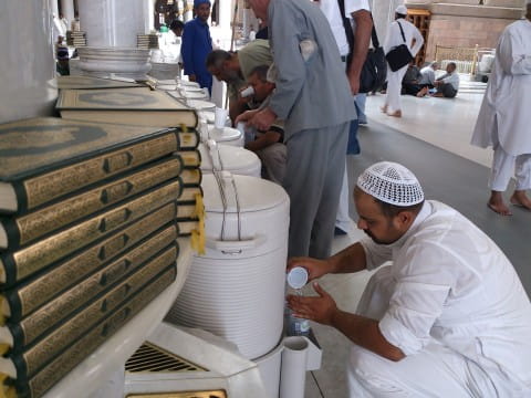 Jamaah umroh meminum air zam-zam di Masjidil Haram Makkah