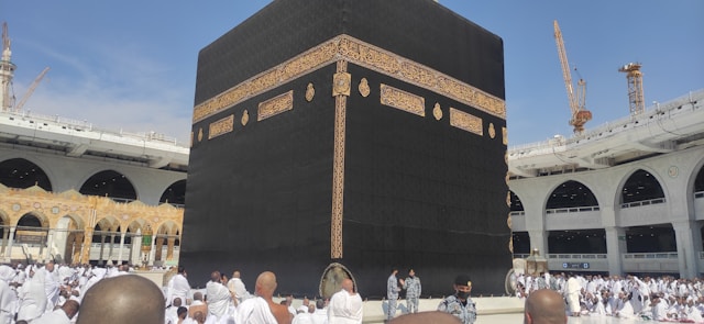 Jamaah haji dan umroh melaksanakan tawaf di Masjidil Haram Makkah
