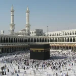 Tampilan Ka'bah dari dekat di Masjidil Haram Makkah lengkap dengan kiswah dan Hajar Aswad
