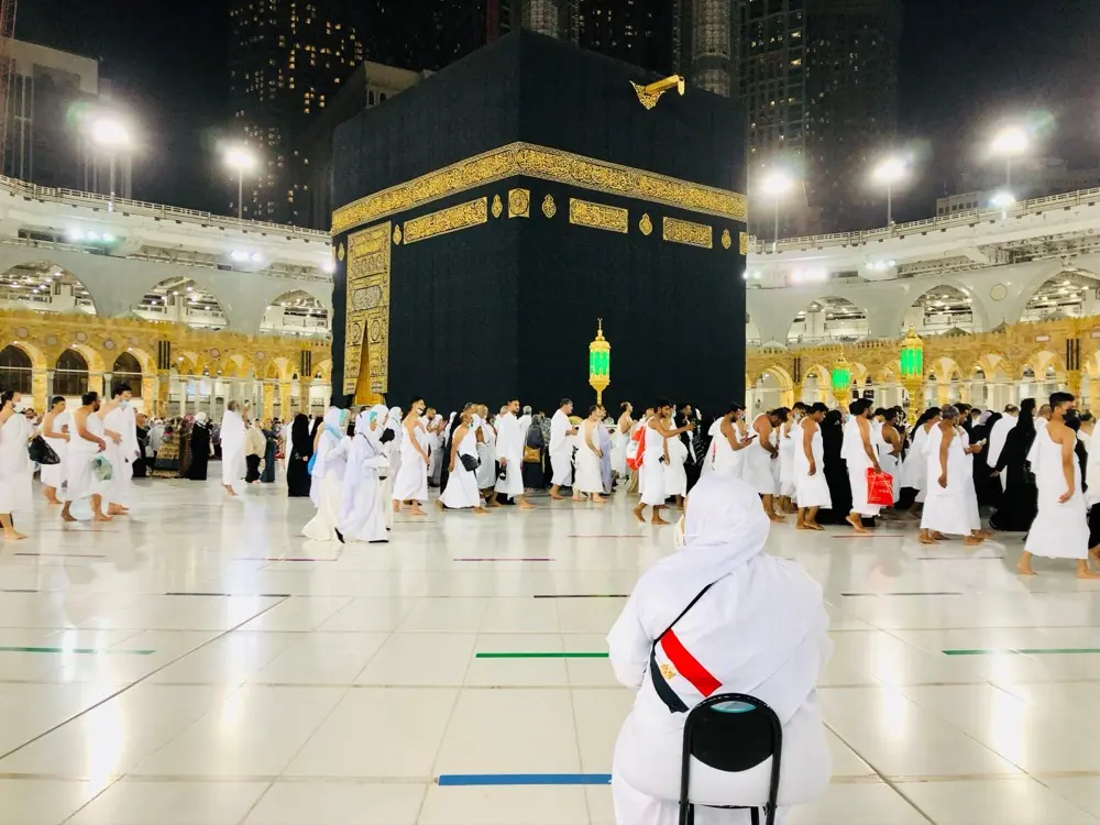 Tampilan Ka'bah secara keseluruhan di Masjidil Haram Makkah dengan kiswah hitam bersulam kaligrafi