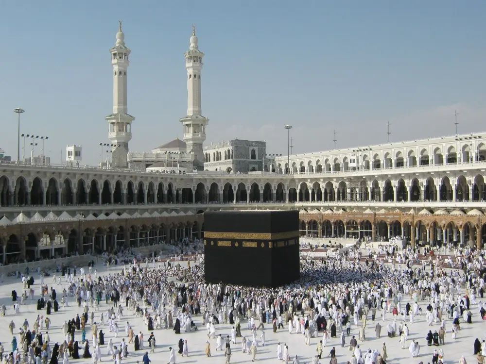 Tampilan Ka'bah dari dekat di Masjidil Haram Makkah lengkap dengan kiswah dan Hajar Aswad